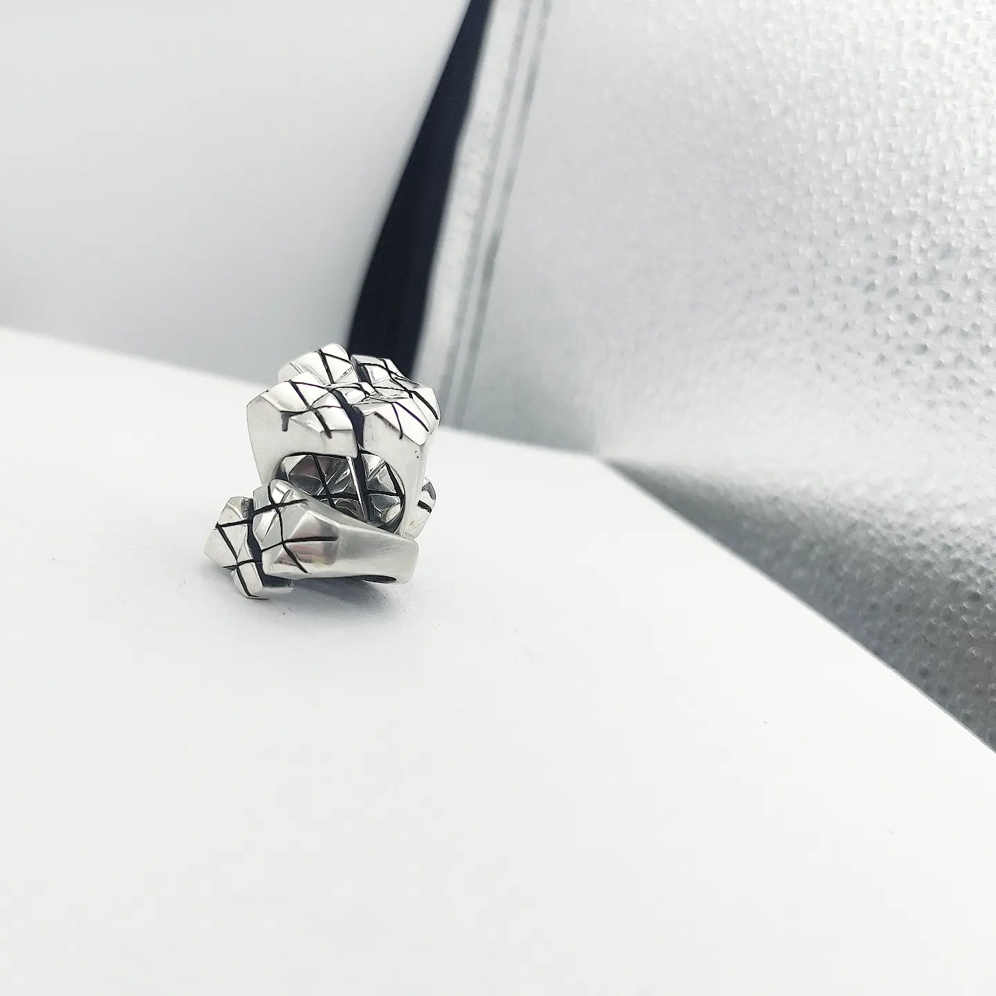 daxtylidi-sevalie-geometriko-polygoniko-asimi-925-epixrysomeno-18k-silver-signet-ring