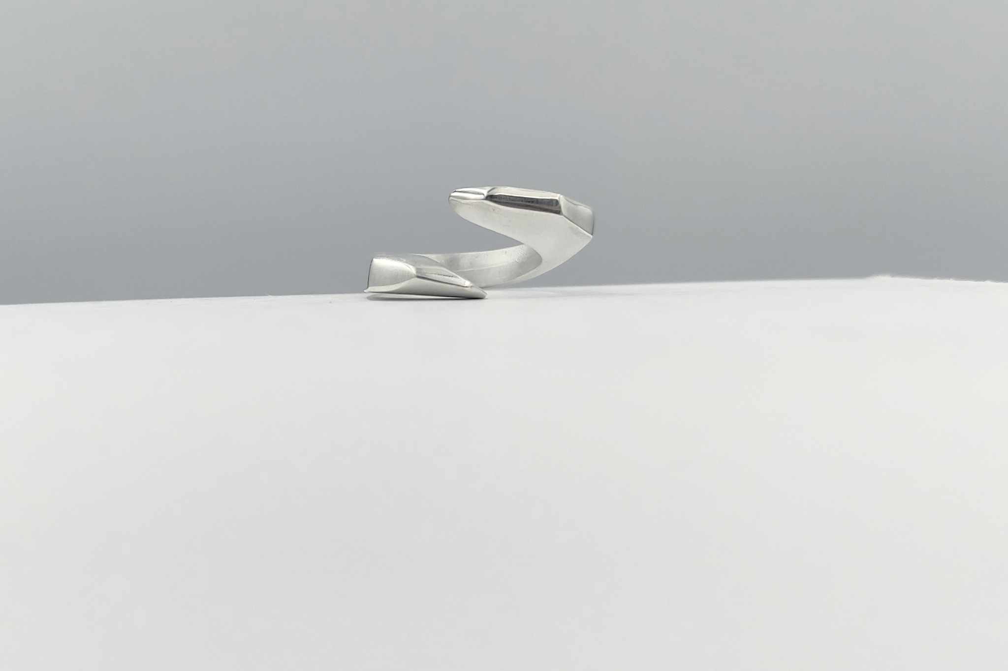 daxtylidi-sevalie-apo-asimi-925-diplo-interlocking-chevalier-ring
