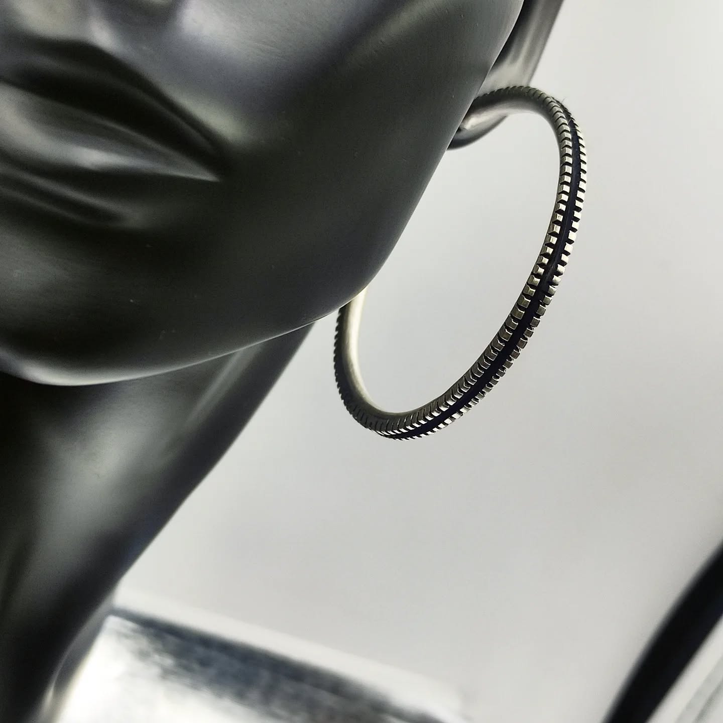 gynaikeioi-megaloi-krikoi-apo-asimi-925-me-odeidosi-textured-hoops