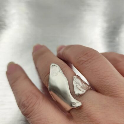 gynaikeio-asimenio-daxtylidi-glayki-925-me-organikes-formes-statement-ring