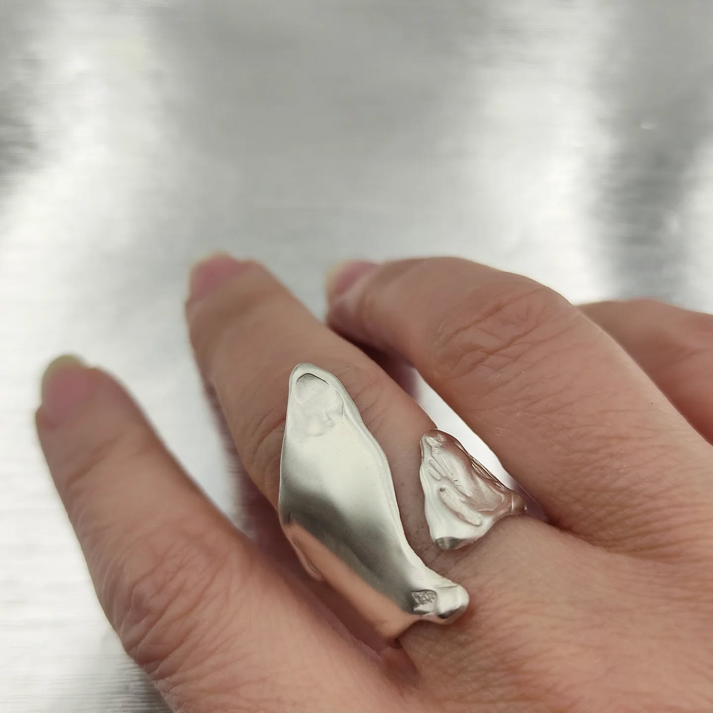 gynaikeio-asimenio-daxtylidi-glayki-925-me-organikes-formes-statement-ring