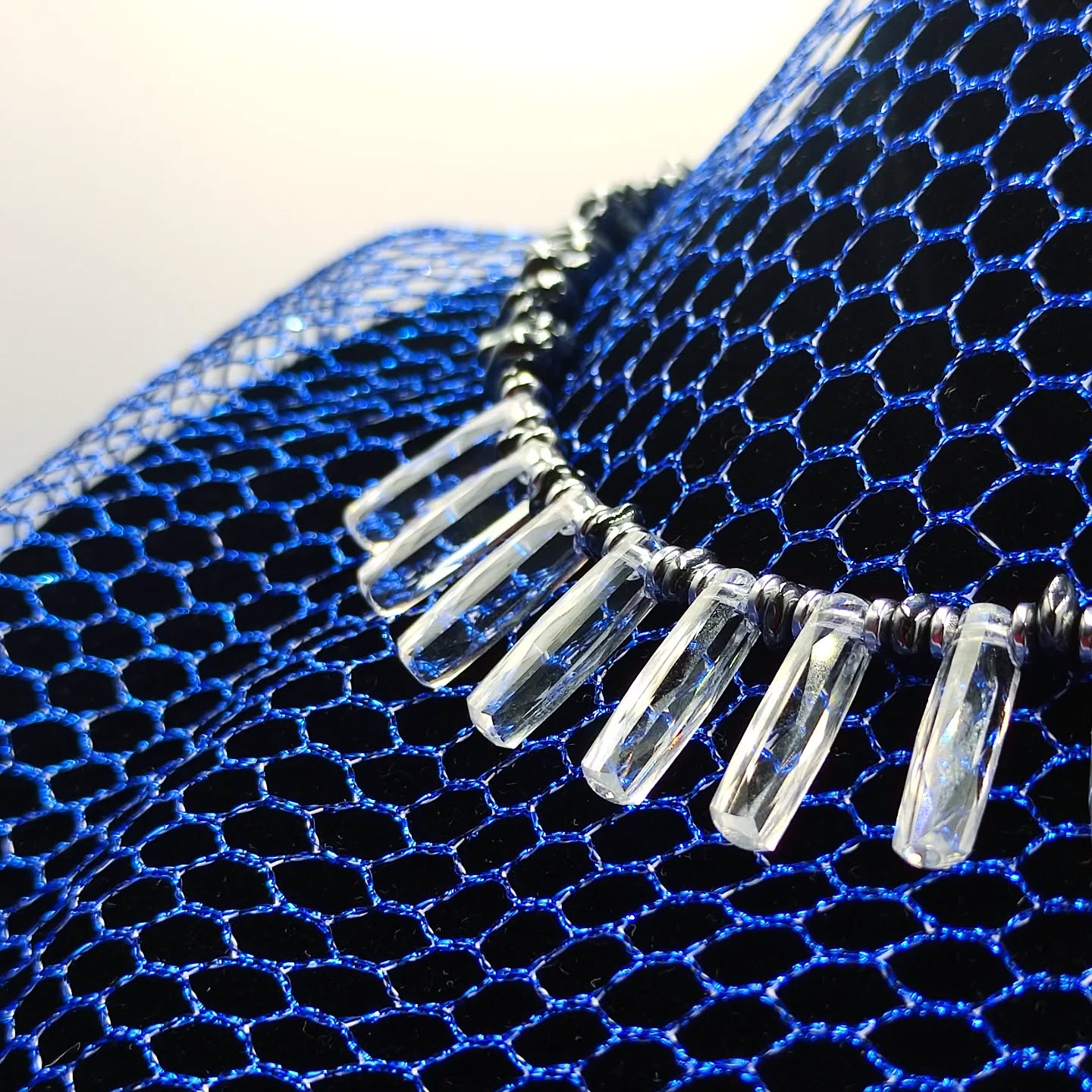gynaikeio-statement-perideraio-fysikos-aimatitis-me-kremastous-diafanous-krystallous-swarovski-necklace