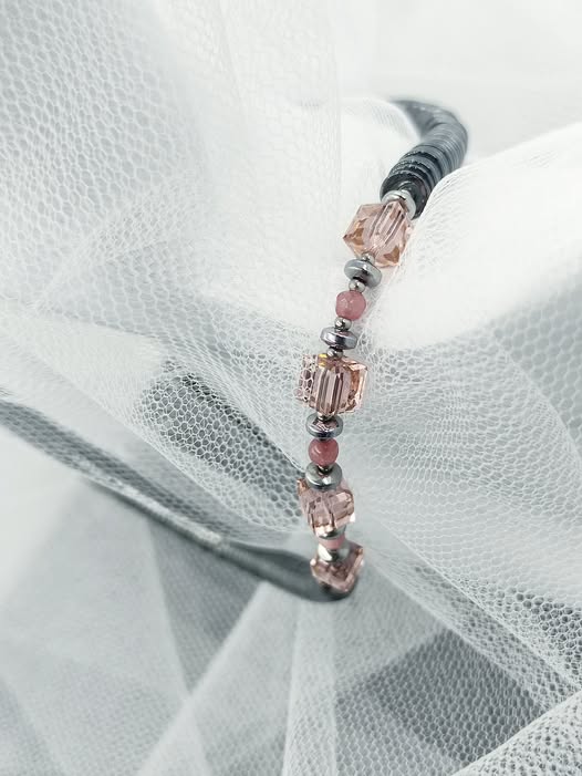 gynaikeio-perideraio-fysikos-aimatitis-me-roz-krystallous-swarovski-pink-cube-necklace
