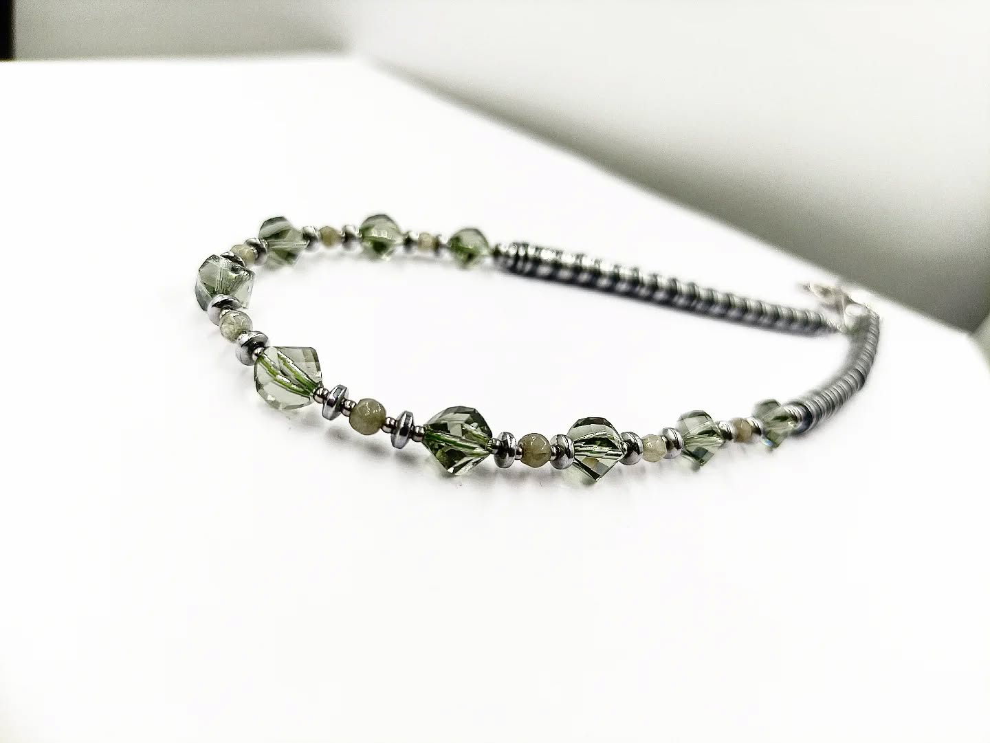 gynaikeio-kolie-me-9-krystallous-swarovski-olive-shine-achati-kai-aimatiti-beaded-necklace