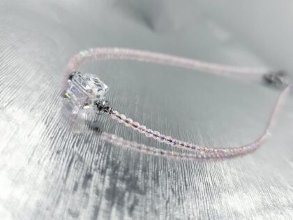 leptepilepto-gynaikeio-kolie-me-krystallous-swarovski-grey-shade-kai-flamingo-crystals