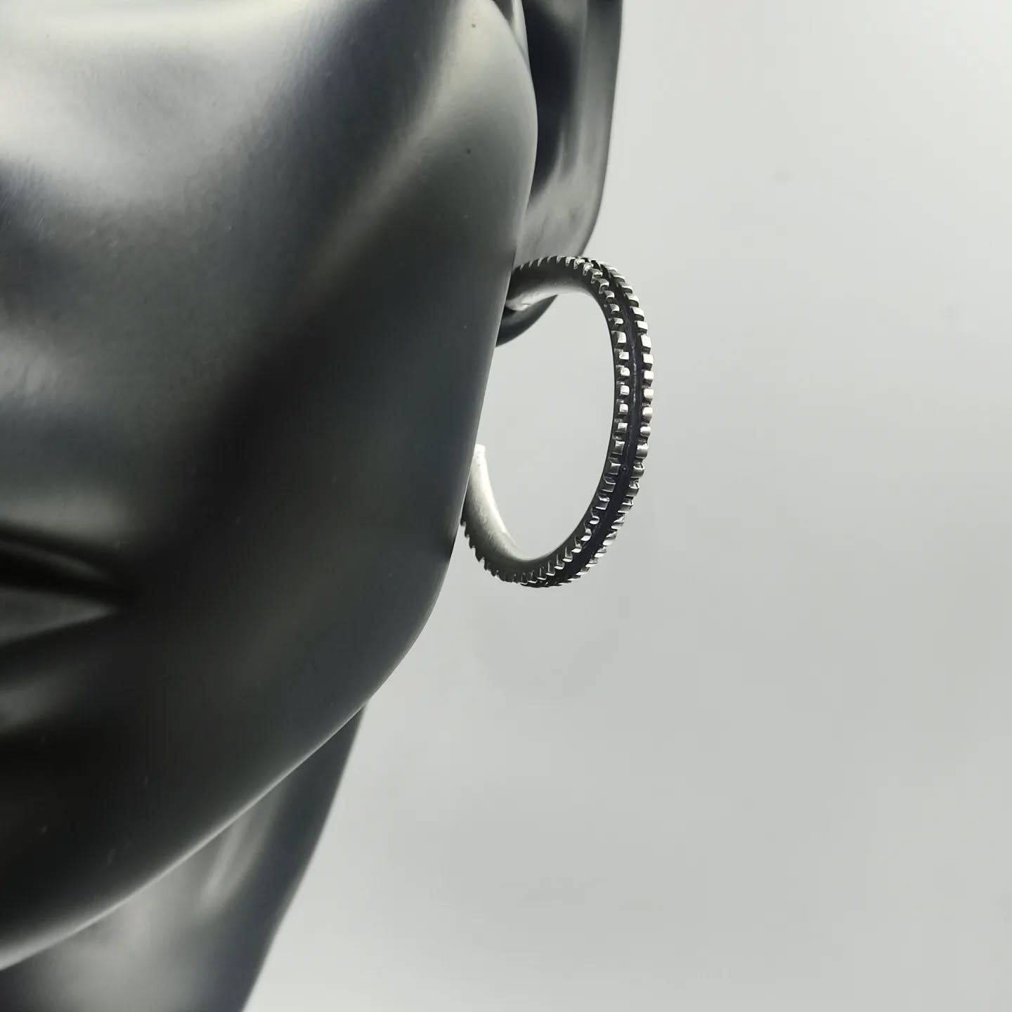 gynaikeioi-krikoi-mesaiou-megethous-apo-asimi-925-me-odeidosi-textured-hoops