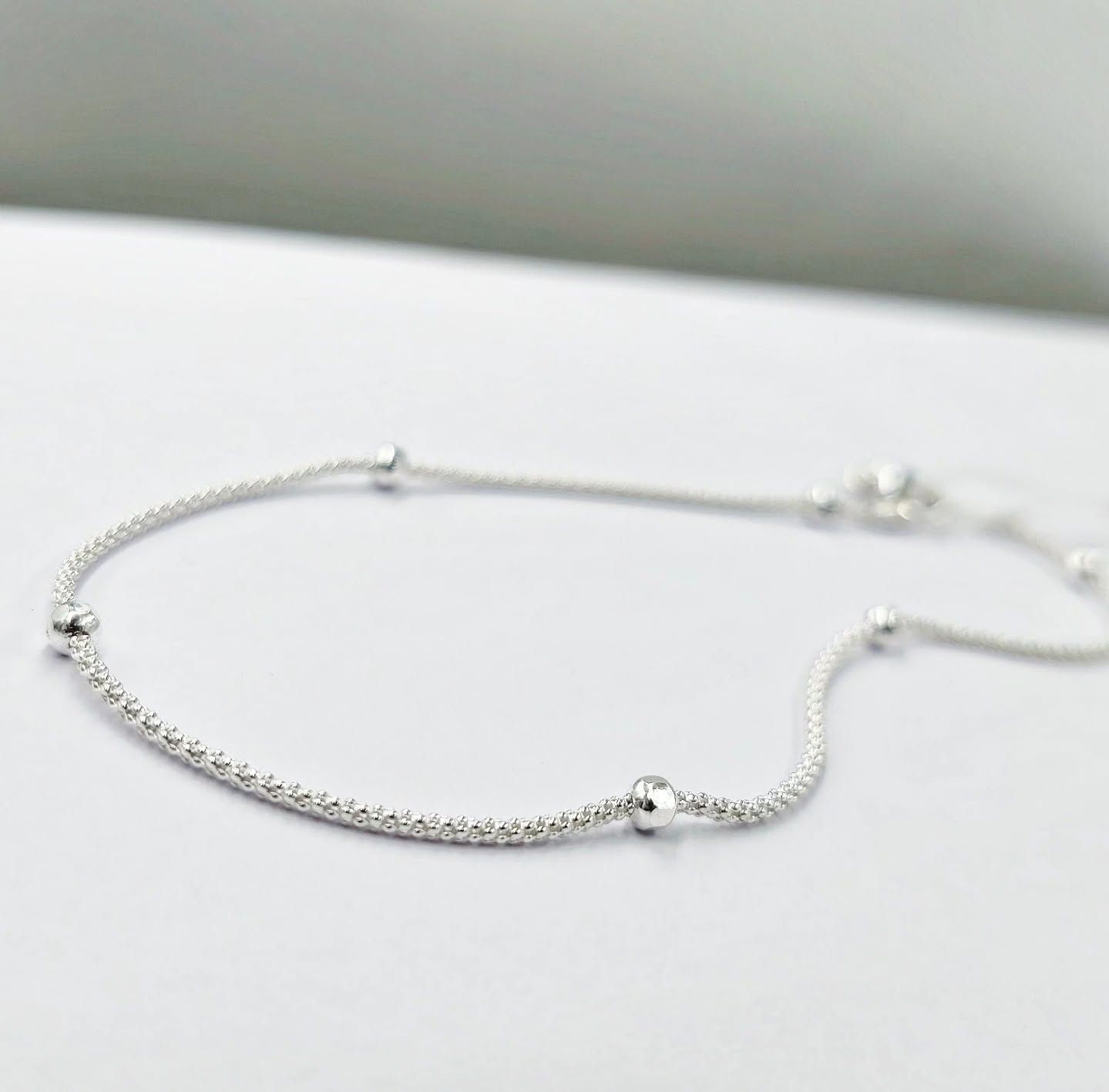 gynaikeio-asimenia-vraxiali-me-mpalakia-silver-beaded-bracelet
