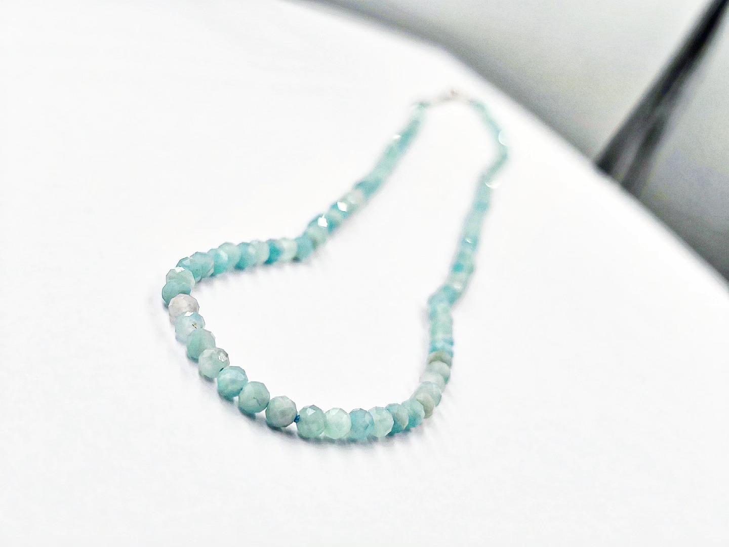 gynaikeio-kolie-apo-amazoniti-fysikes-petres-asimi-925-necklace