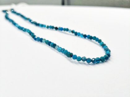 gynaikeio-kolie-apo-apatiti-fysikes-petres-asimi-925-necklace