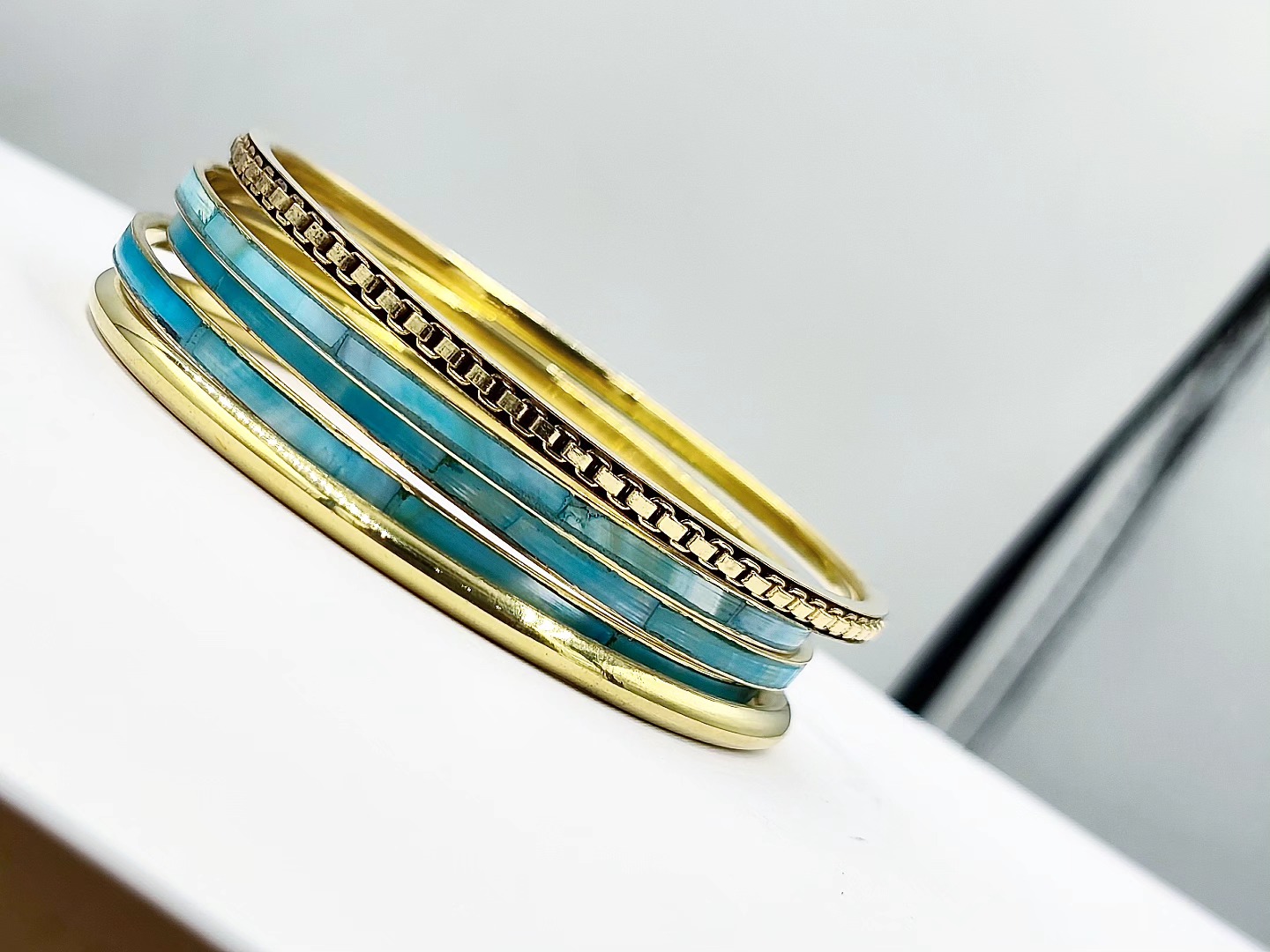 gynaikeio-set-5-vraxionion-apo-mprountzo-kai-filntisi-stack-bangles