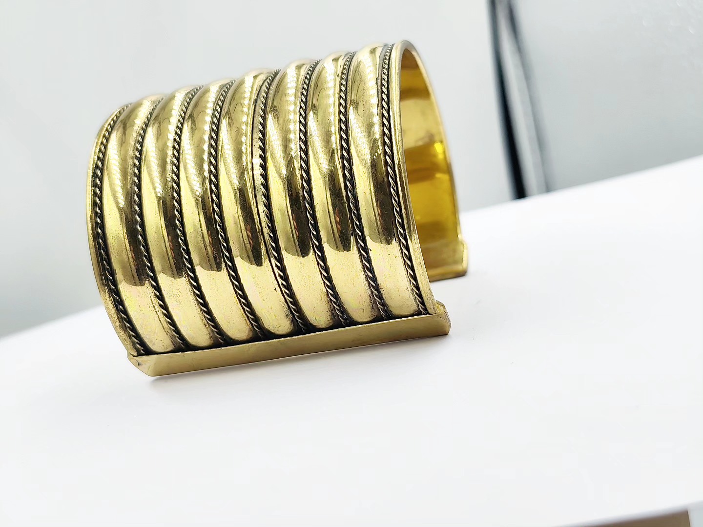 gynaikeio-vraxionali-xeiropeda-apo-mprountzo-cuff-statement-bracelet