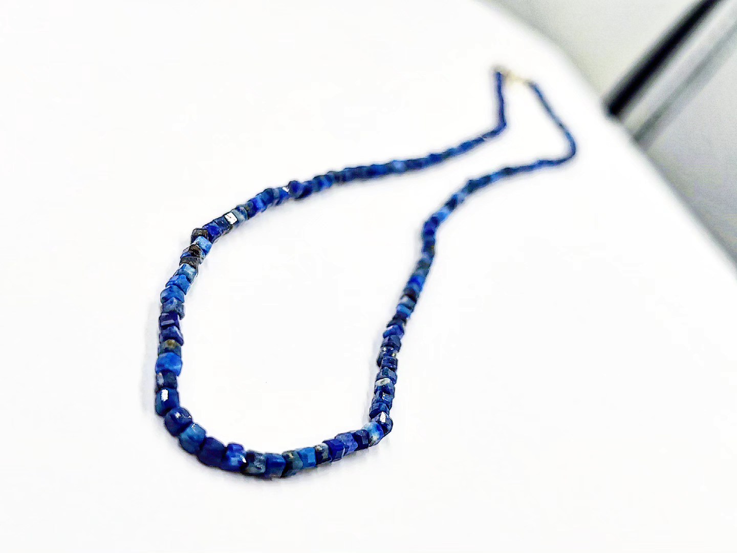 gynaikeio-kolie-apo-lapis-lazuli-fysikes-petres-asimi-925-necklace