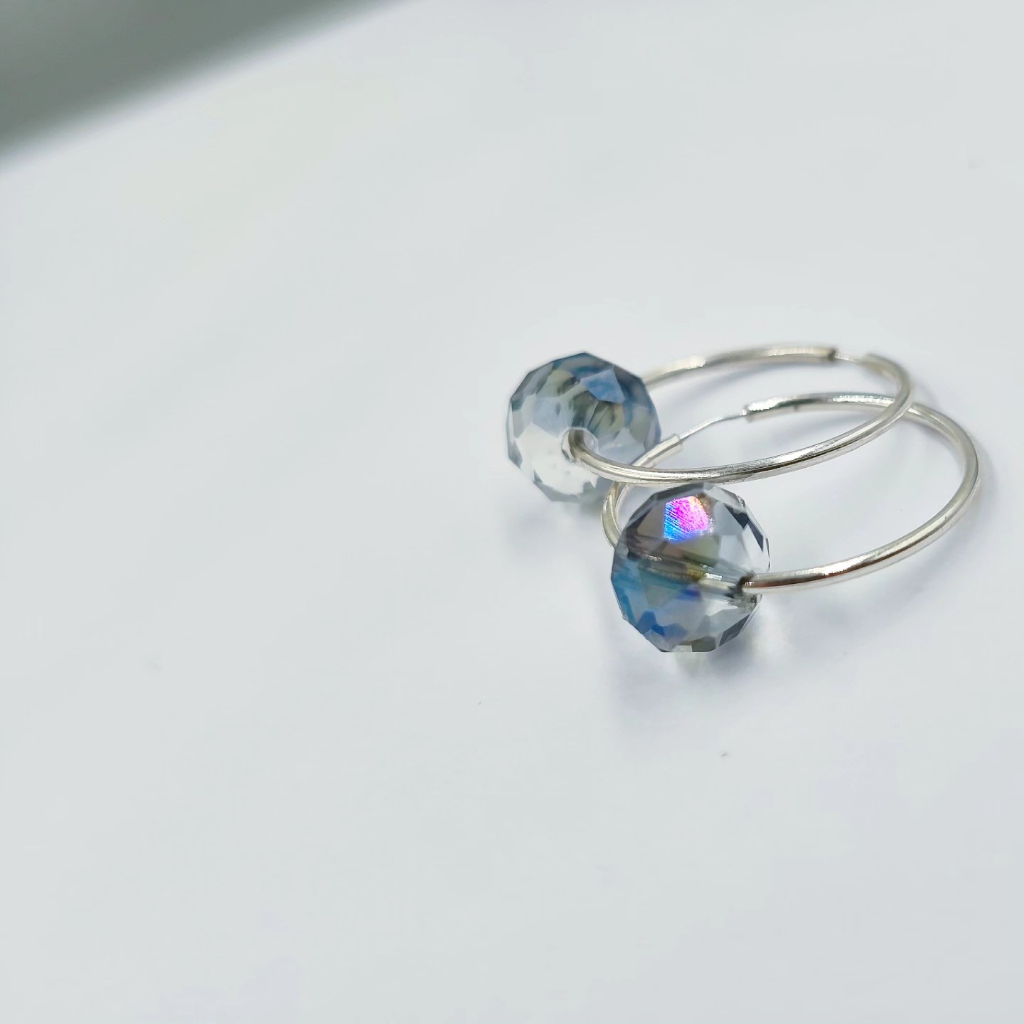 gynaikeia-krikakia-apo-asimi-925-me-krystallakia-hoop-earrings