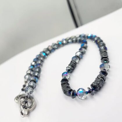 gynaikeio-kolie-me-aimatiti-kai-krystallous-beaded-necklace