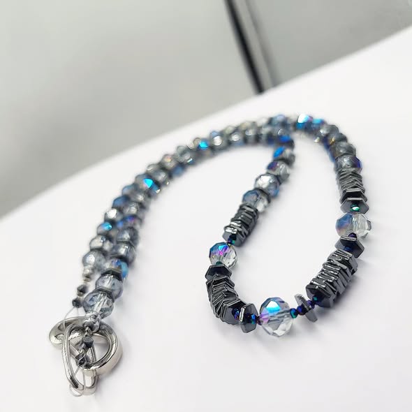 gynaikeio-kolie-me-aimatiti-kai-krystallous-beaded-necklace