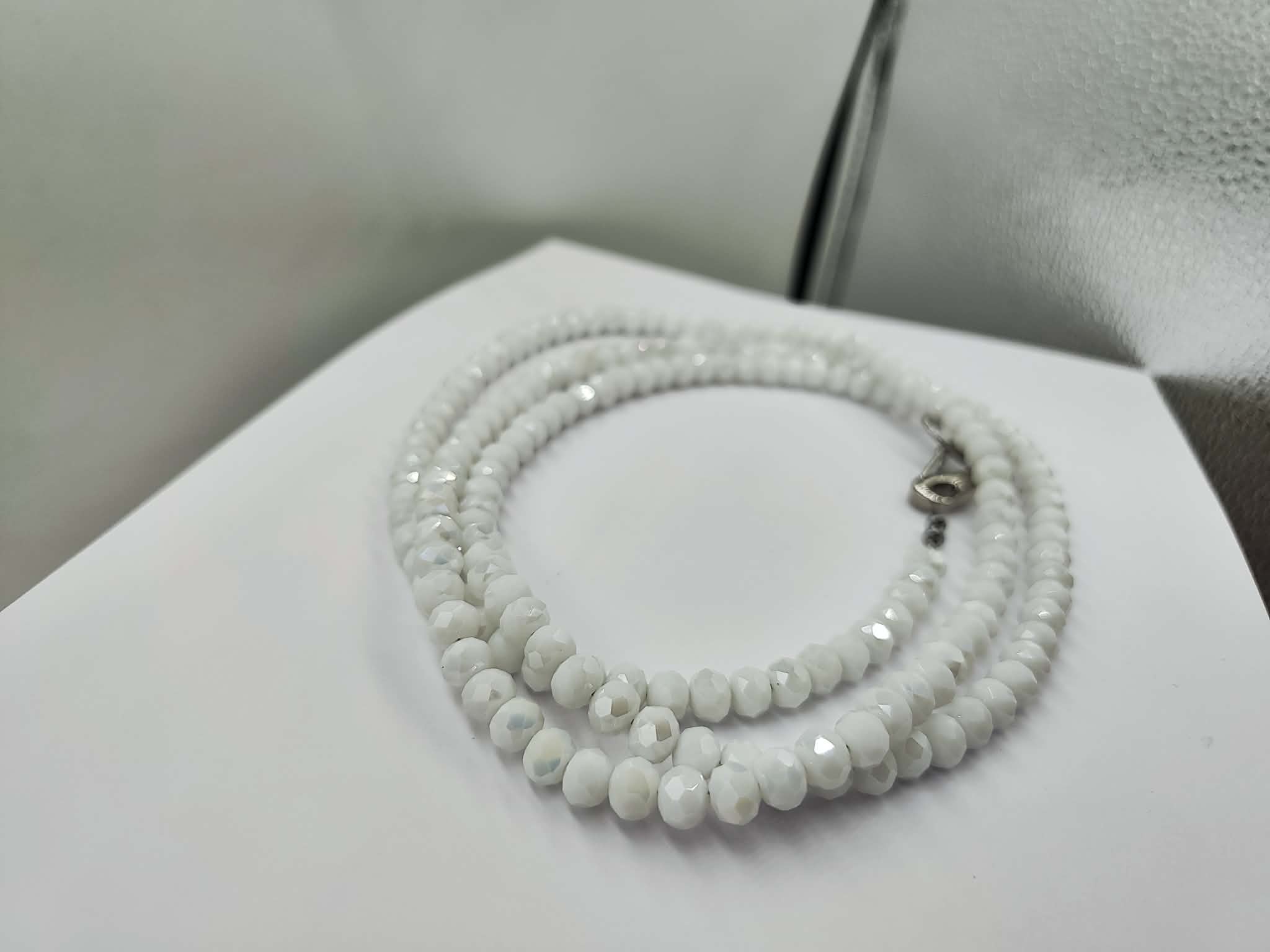 gynaikeio-makry-kolie-me-leyka-krystallakia-multi-way-necklace