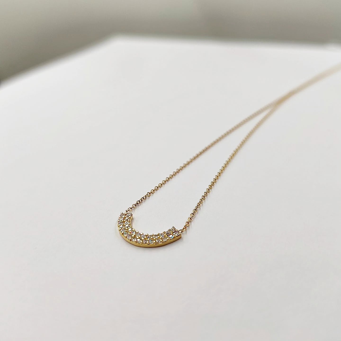 chryso-kolie-9k-me-monterno-miso-feggaro-kai-pave-leyka-zirgon-necklace