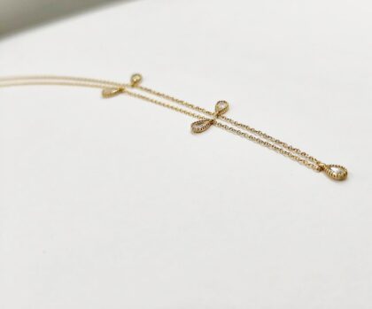 chryso-kolie-9k-me-kremastes-stagones-kai-leyka-zirgon-necklace