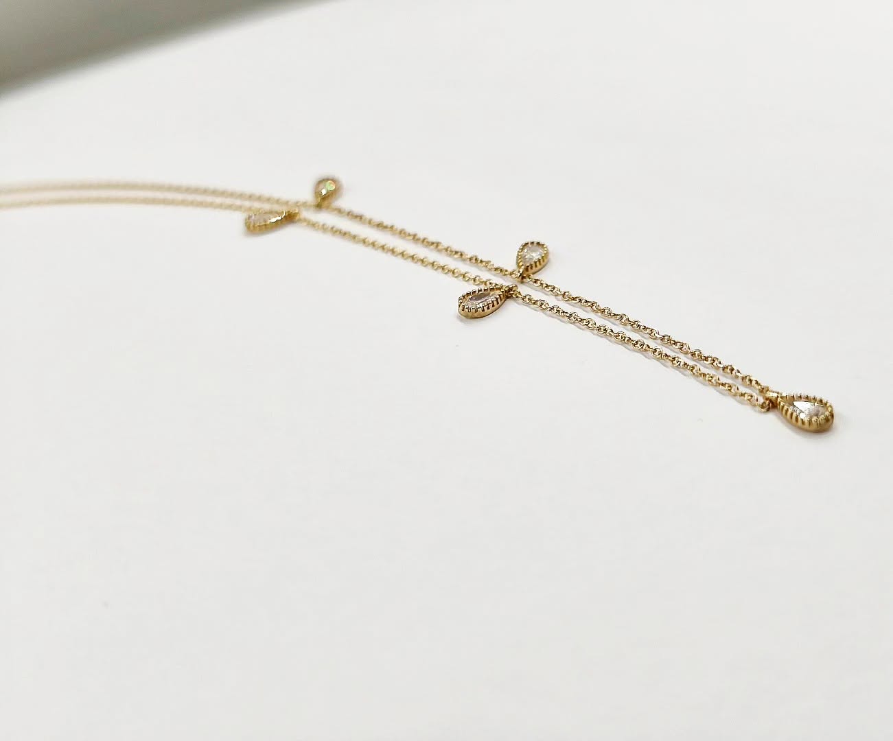 chryso-kolie-9k-me-kremastes-stagones-kai-leyka-zirgon-necklace