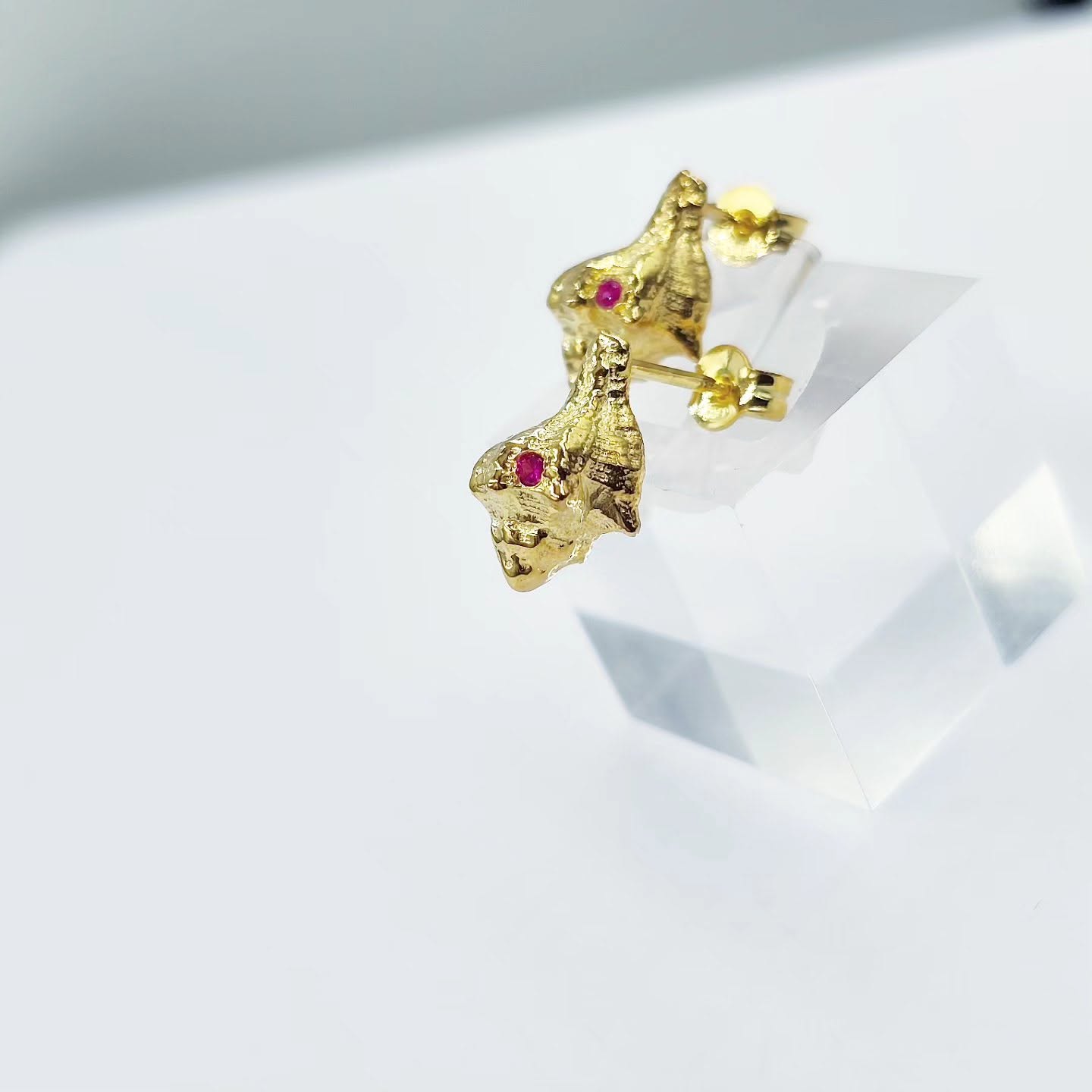 gynaikeia-epichrysa-skoularikia-koxyli-18k-apo-asimi-925-me-fouxia-zirgon-studs