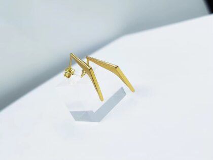 gynaikeia-geometrika-epichrysa-skoularikia-14k-apo-asimi-925-se-sxima-v-stud-earrings