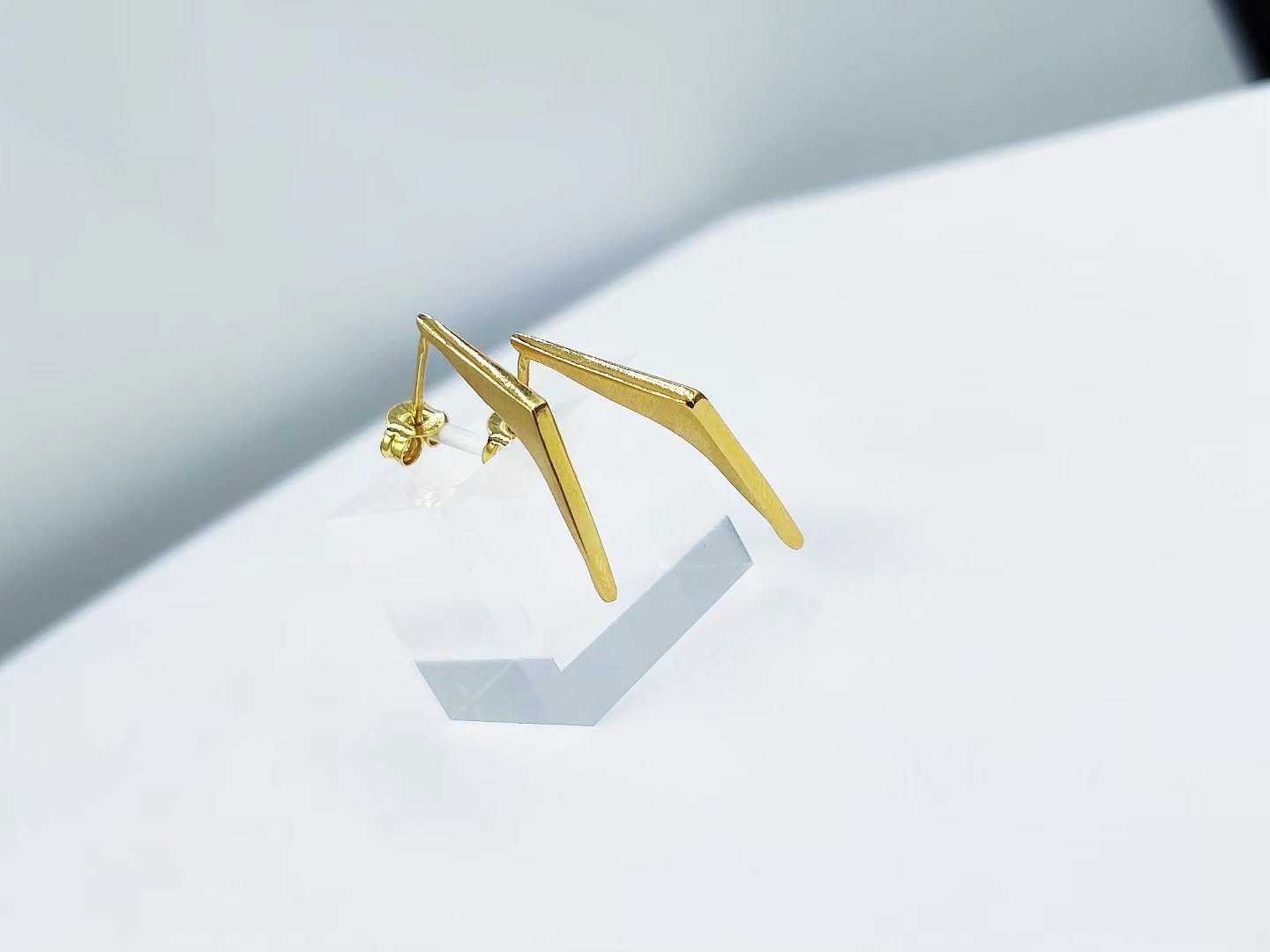 gynaikeia-geometrika-epichrysa-skoularikia-14k-apo-asimi-925-se-sxima-v-stud-earrings