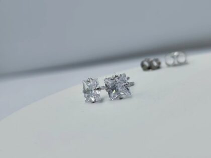 gynaikeia-asimenia-skoularikia-925-big-square-zircon-me-tetragono-leyko-zirgon-studs