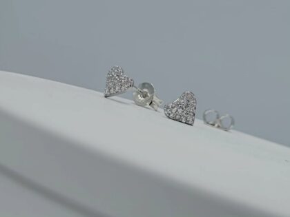 gynaikeia-asimenia-skoularikia-925-kardia-shiny-heart-me-leyka-zirgon-studs