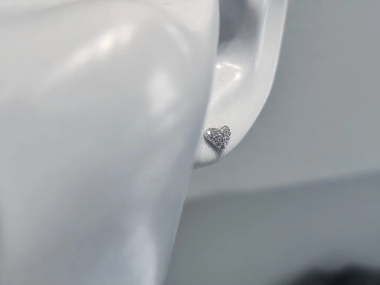 SHINY HEART studs - Image 2