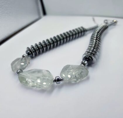 gynaikeio-statement-perideraio-quartz-prism-me-fysiko-xalazia-kai-aimatiti-necklace
