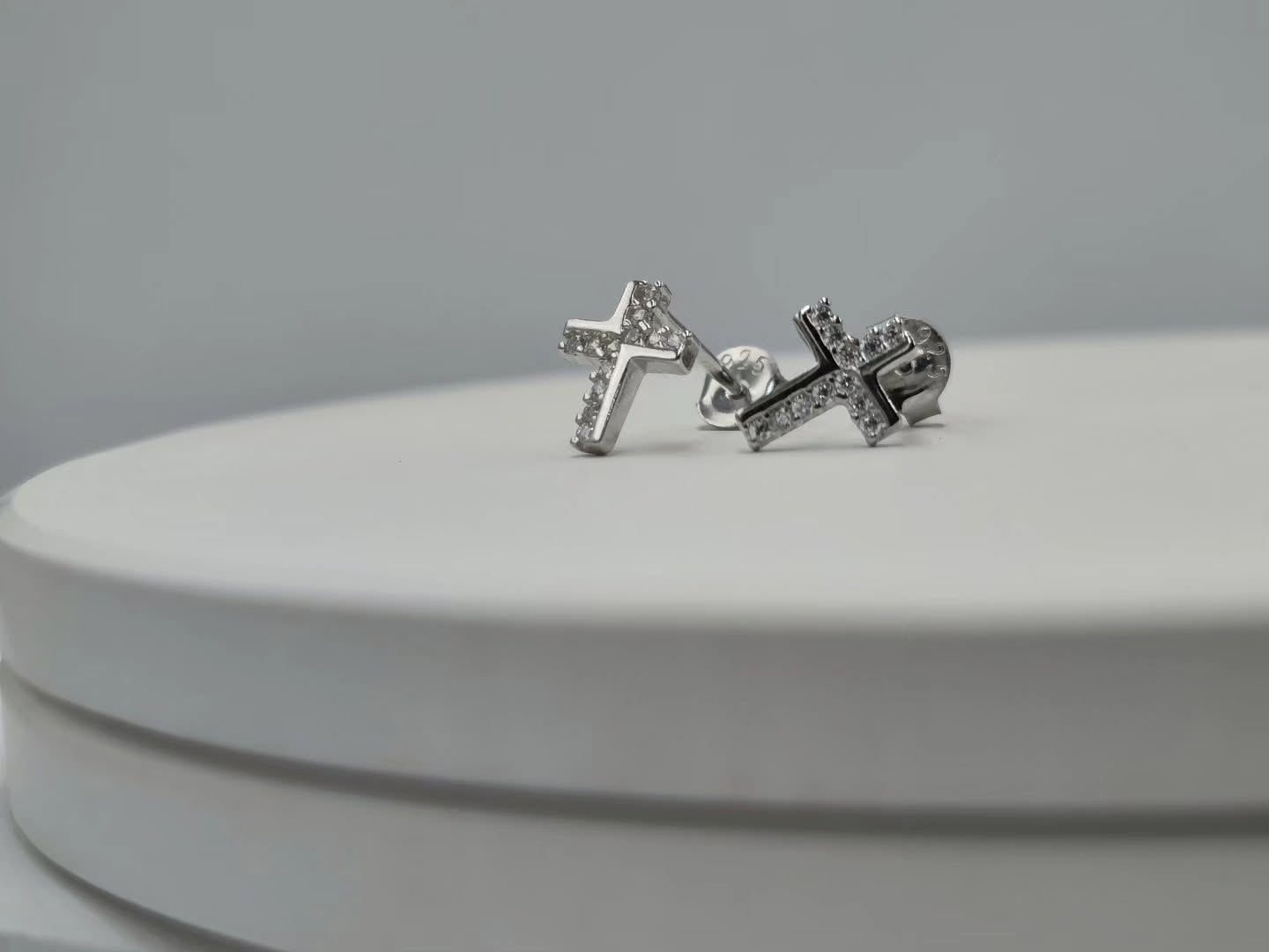 gynaikeia-asimenia-skoularikia-925-stayros-shiny-cross-me-leyka-zirgon-studs