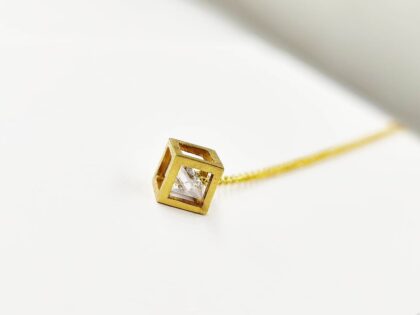 gynaikeio-mentagion-kyvos-zirgon-asimi-925-epixrysomeno-xryso-14k-pendant