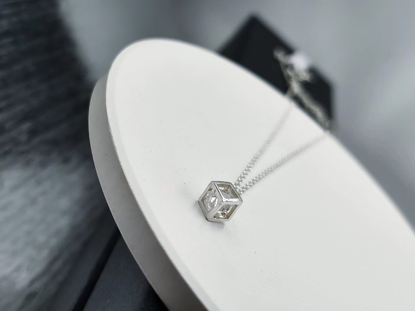 TINY GLOW CUBE neck chain - Image 3
