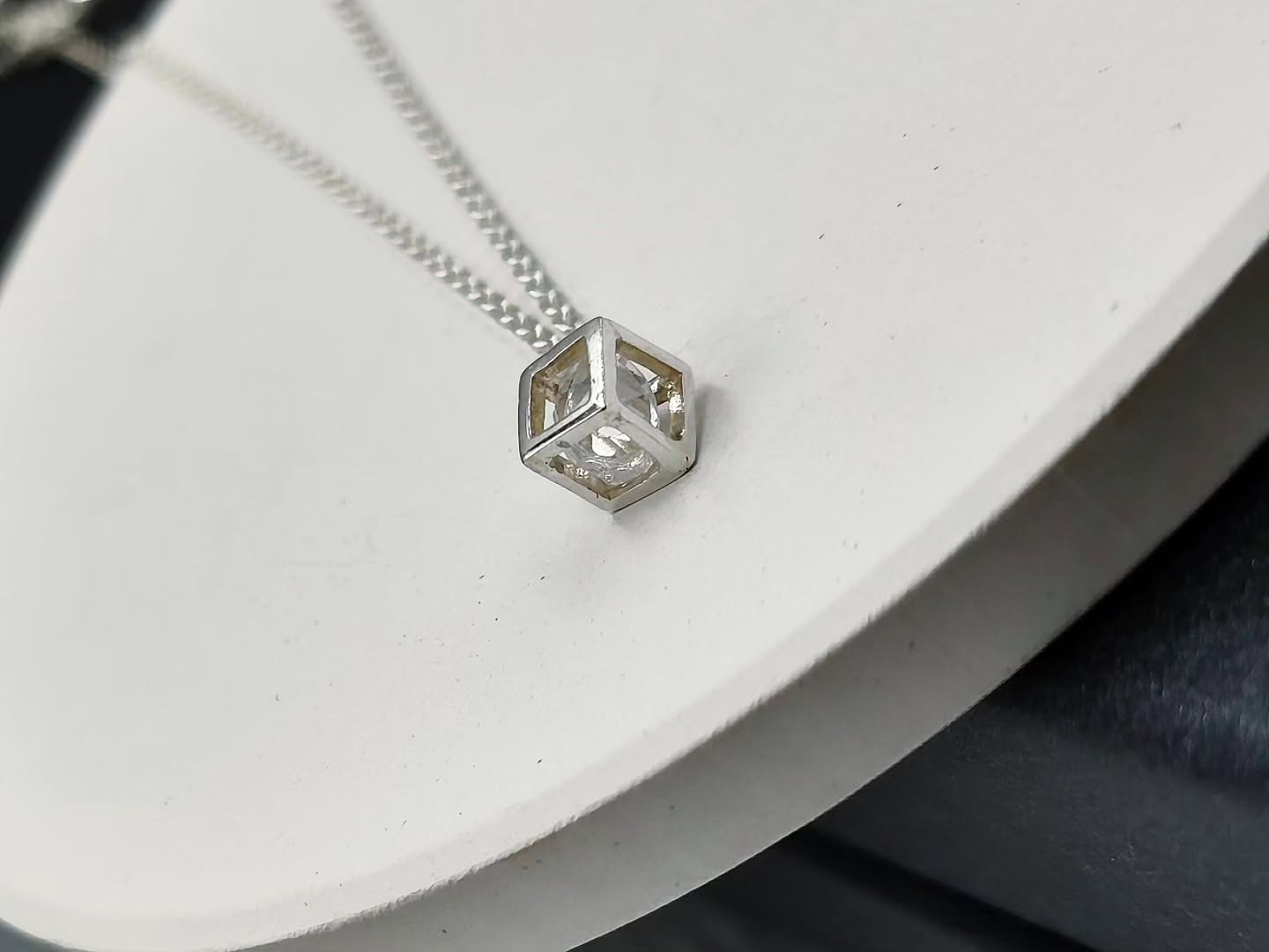 TINY GLOW CUBE neck chain - Image 2