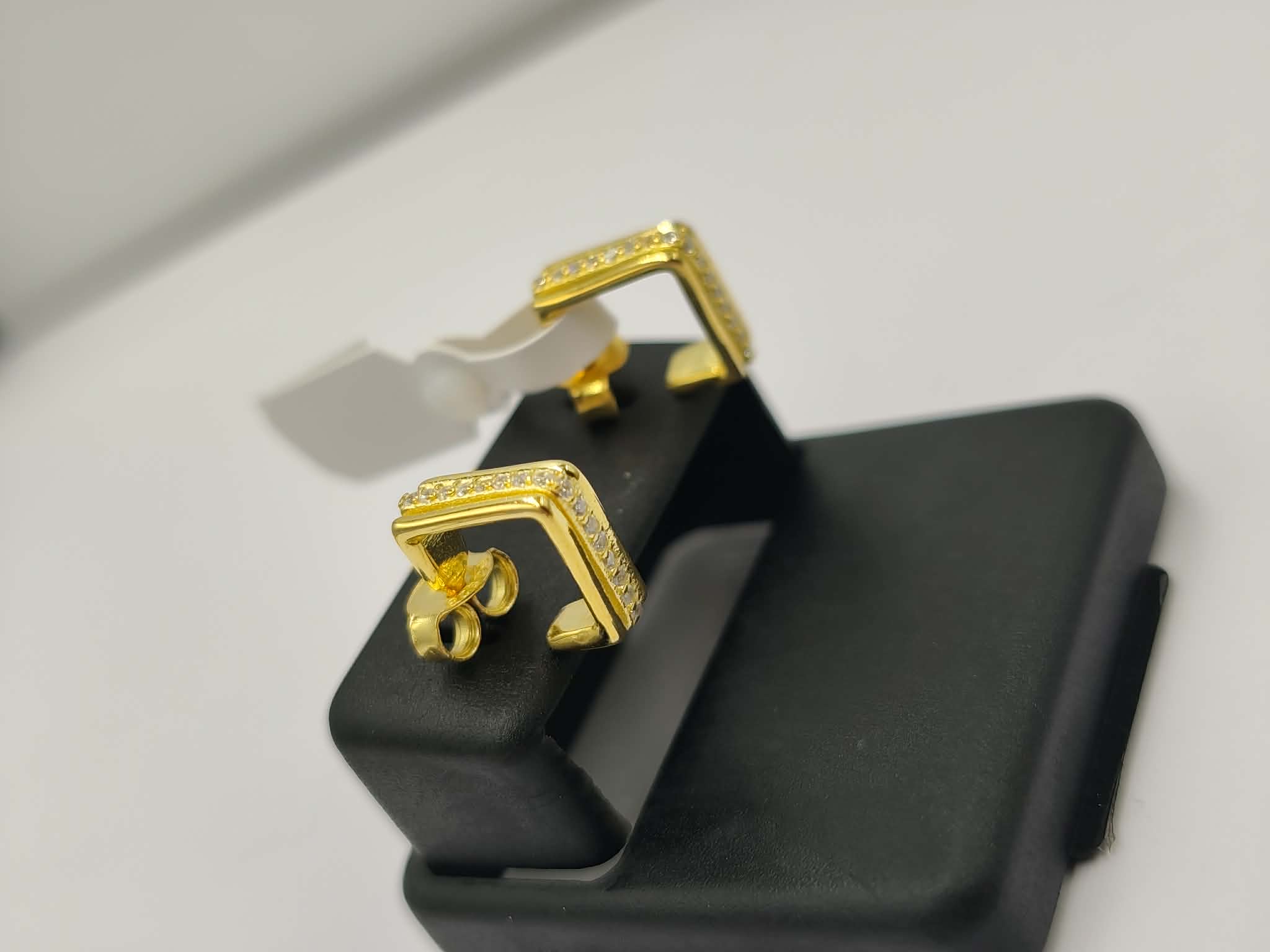 gynaikeia-karfota-skoularikia-geometriko-sxedio-zirgon-asimi-925-epixrysomeno-18k-gold-earrings