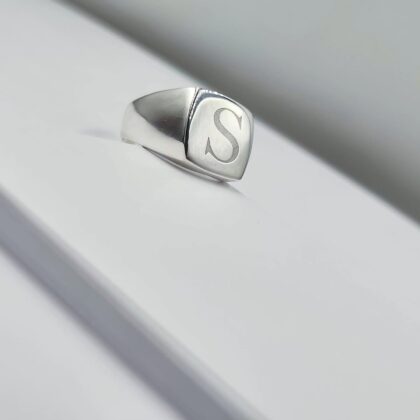 daxtylidi-sevalie-asimi-925-epixrysomeno-18k-me-arxiko-gramma-initial-ring