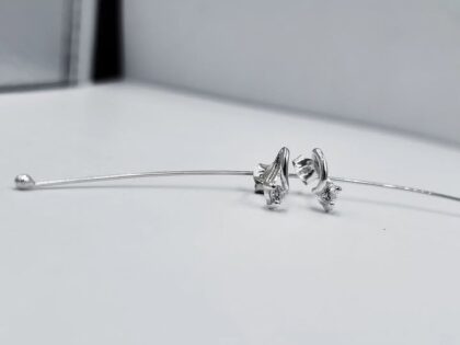 gynaikeia-karfota-skoularikia-apo-asimi-925-epixrysomeno-18k-me-zirgon-silver-earrings
